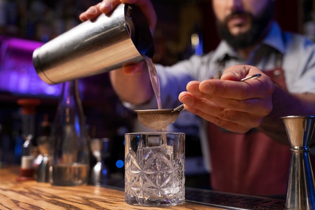 Close-up op barman en cocktailshaker