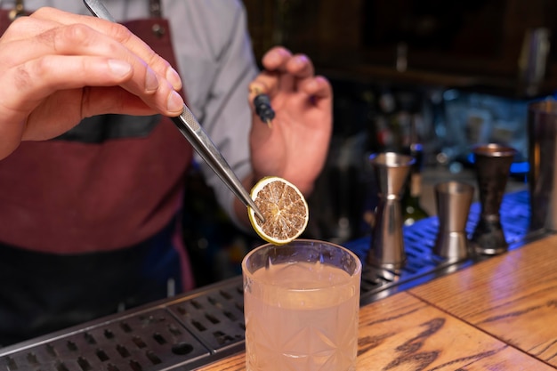 Close-up op barman en cocktailshaker