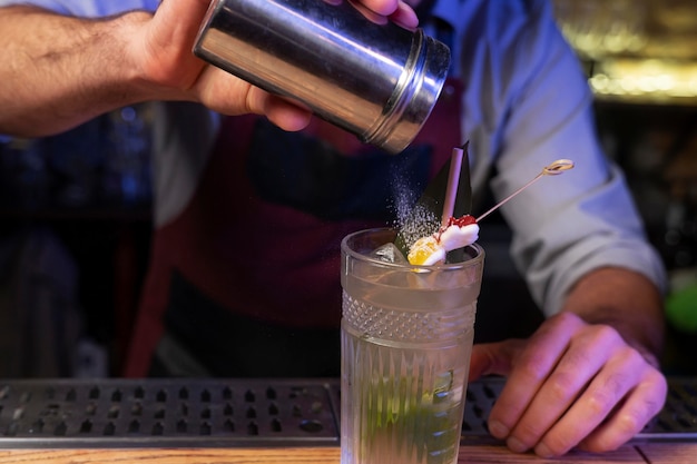 Close-up op barman en cocktailshaker