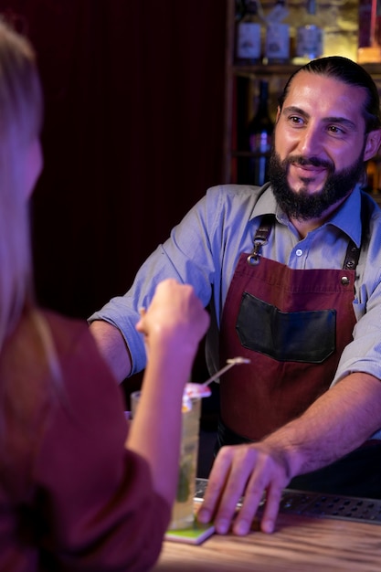 Close-up op barman en cocktailshaker