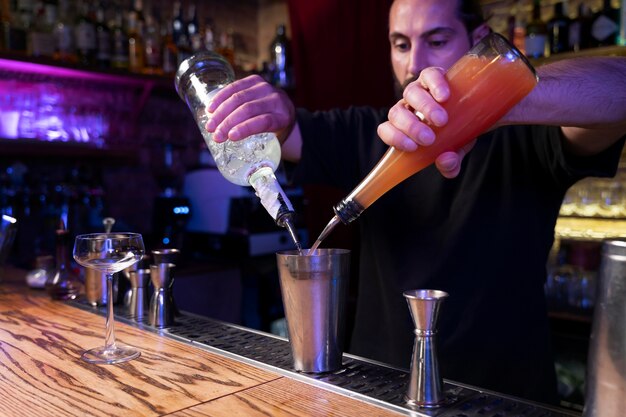 Close-up op barman en cocktailshaker