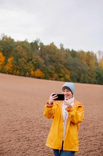 Gratis foto close-up op boer met behulp van digitaal apparaat