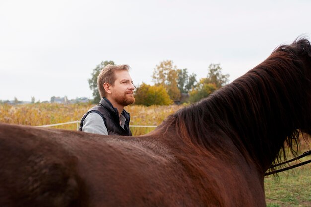 Close-up op boer met mooi paard