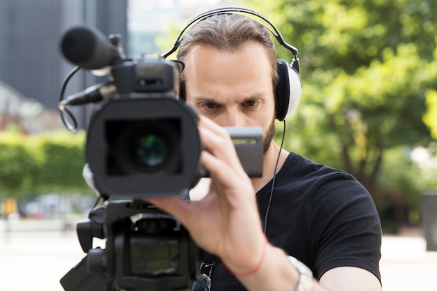 Close-up op cameraman die zijn werk doet