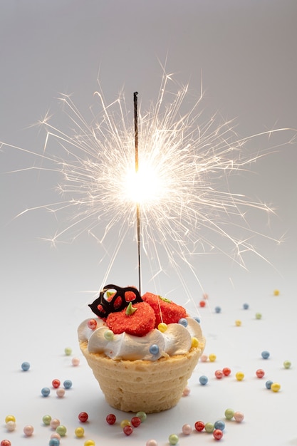 Gratis foto close-up op cupcake met confetti en vonken