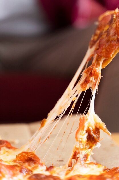 Close-up op een heerlijk stuk pizza