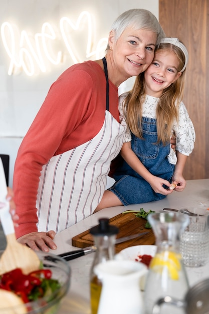 Gratis foto close-up op familie die samen geniet van eten