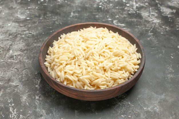 Close-up op gekookte rijst in een bruine houten pot