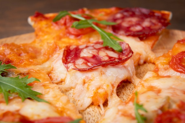 Close-up op gesmolten kaas op pizza