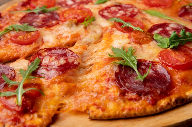 Close-up op gesmolten kaas op pizza