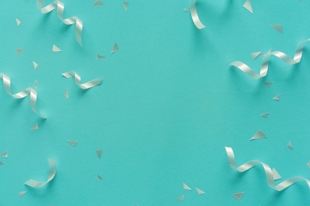 Close-up op groep witte kleur van rollend lint en confetti op groenblauw achtergrond