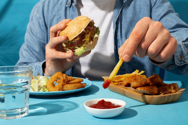 Gratis foto close-up op heerlijke fastfoodmaaltijd