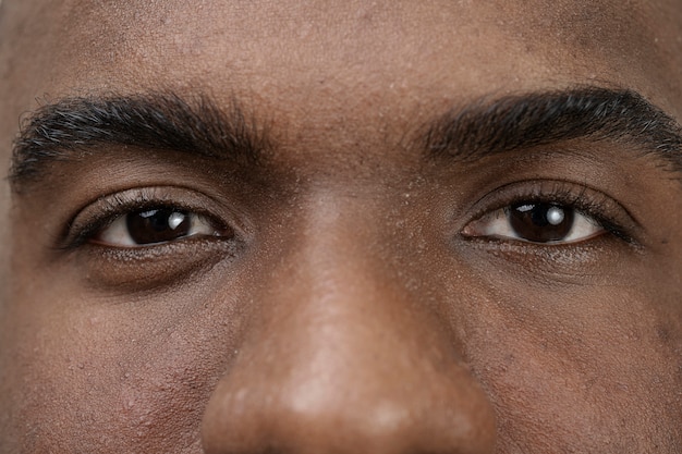 Close-up op huidporiën tijdens gezichtsverzorgingsroutine