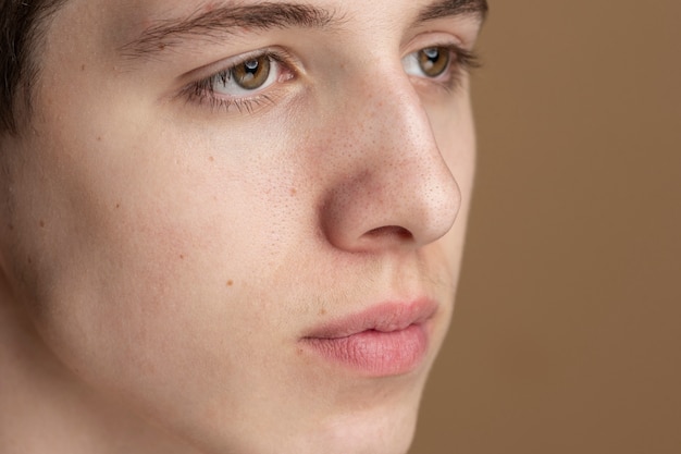 Close-up op huidporiën tijdens gezichtsverzorgingsroutine