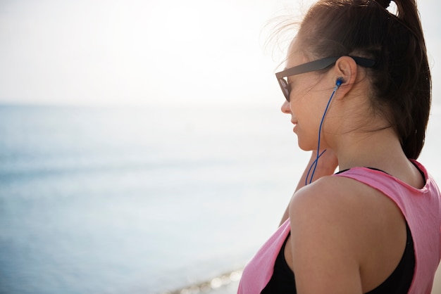 Close-up op jonge fit persoon joggen door de zee