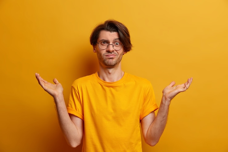 Gratis Foto close-up op jonge knappe man geïsoleerd