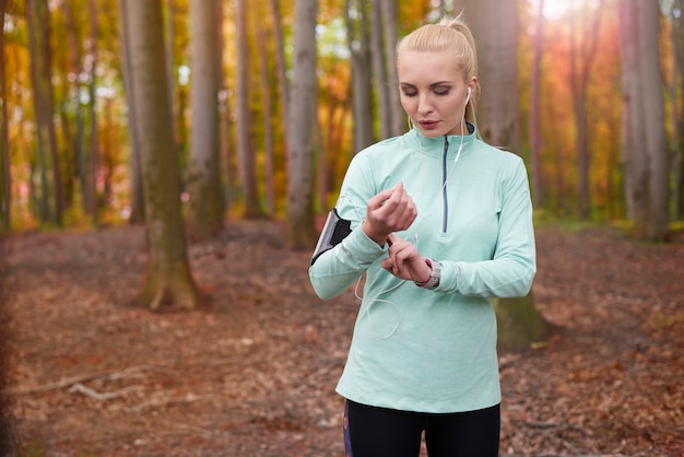 Close-up op jonge mooie vrouw joggen