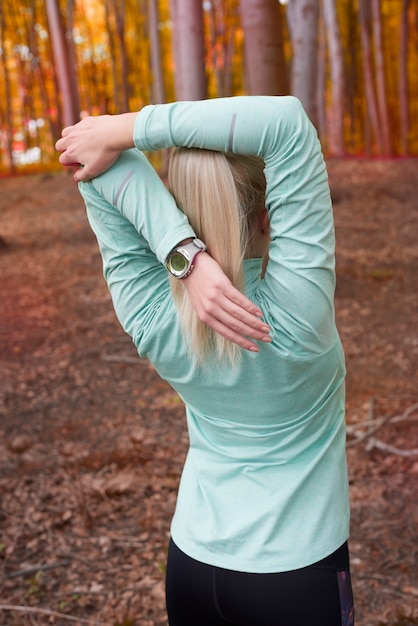 Gratis foto close-up op jonge mooie vrouw joggen