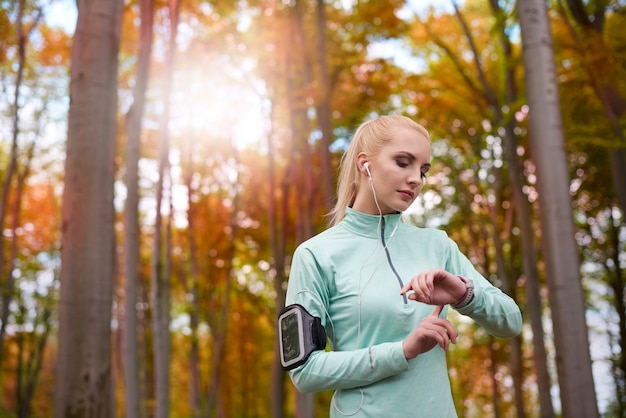 Gratis foto close-up op jonge mooie vrouw joggen