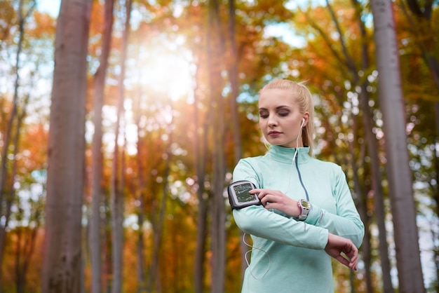 Close-up op jonge mooie vrouw joggen