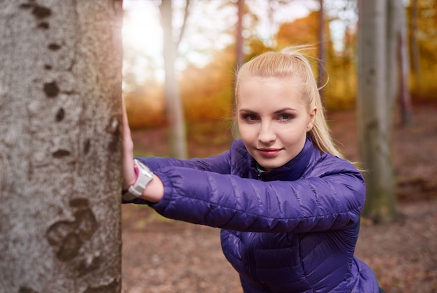 Close-up op jonge mooie vrouw joggen