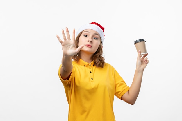 Close-up op jonge mooie vrouw met kerstmuts geïsoleerd