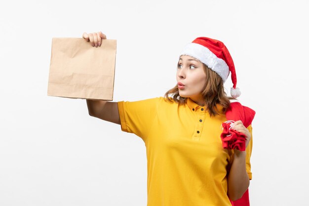 Close-up op jonge mooie vrouw met kerstmuts geïsoleerd