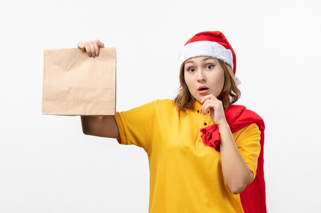 Close-up op jonge mooie vrouw met kerstmuts geïsoleerd