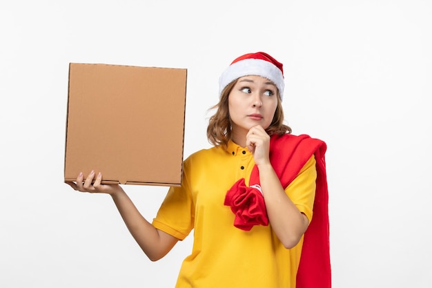 Close-up op jonge mooie vrouw met kerstmuts geïsoleerd