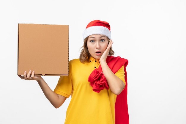 Close-up op jonge mooie vrouw met kerstmuts geïsoleerd