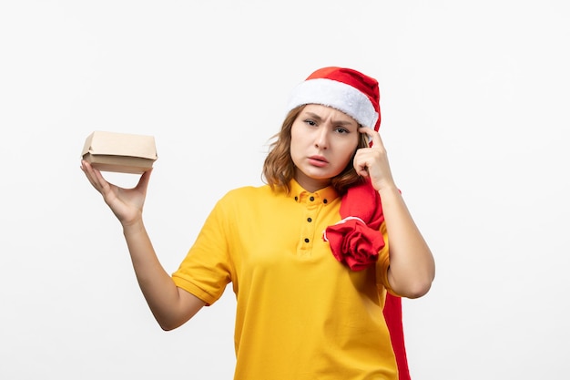 Close-up op jonge mooie vrouw met kerstmuts geïsoleerd