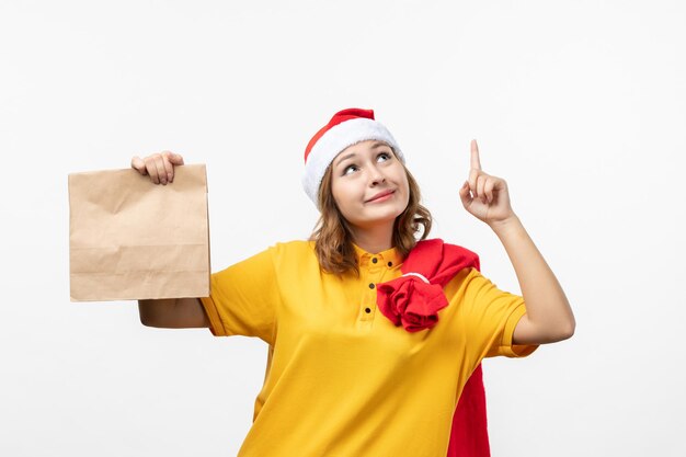 Close-up op jonge mooie vrouw met kerstmuts geïsoleerd