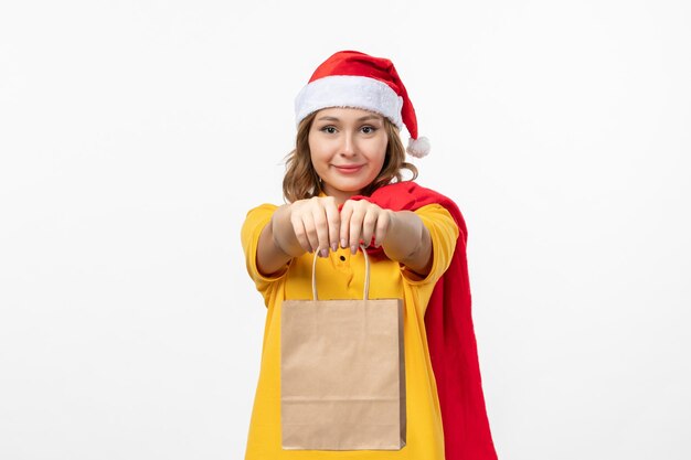 Close-up op jonge mooie vrouw met kerstmuts geïsoleerd