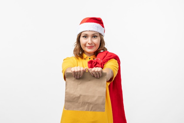 Close-up op jonge mooie vrouw met kerstmuts geïsoleerd