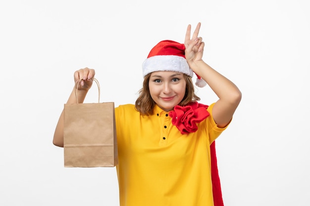 Close-up op jonge mooie vrouw met kerstmuts geïsoleerd