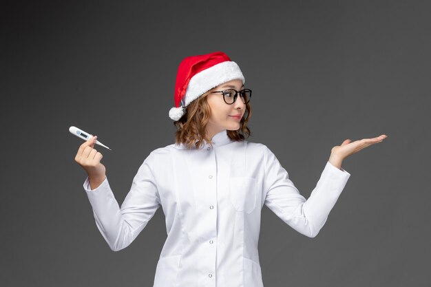 Close-up op jonge mooie vrouw met kerstmuts geïsoleerd