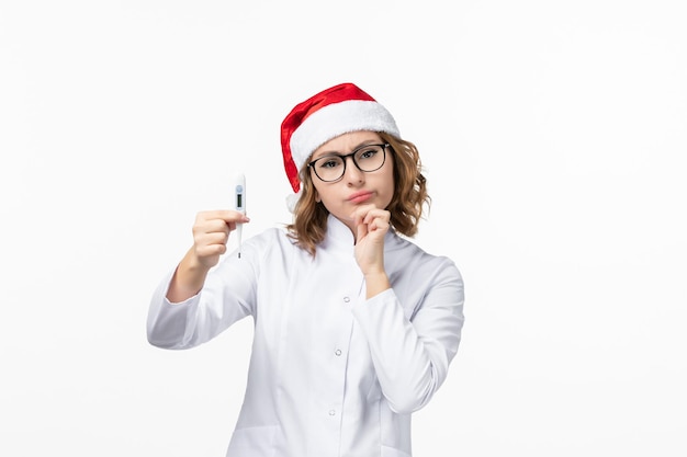 Close-up op jonge mooie vrouw met kerstmuts geïsoleerd