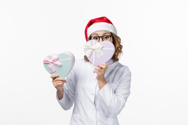 Close-up op jonge mooie vrouw met kerstmuts geïsoleerd