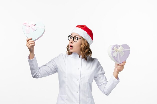 Close-up op jonge mooie vrouw met kerstmuts geïsoleerd