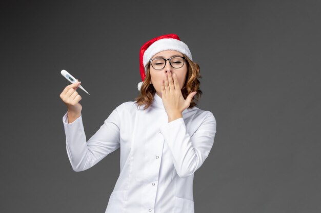 Close-up op jonge mooie vrouw met kerstmuts geïsoleerd