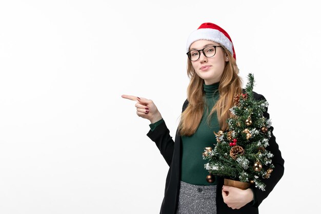 Close-up op jonge mooie vrouw met kerstmuts geïsoleerd