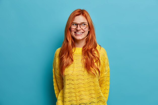 Close-up op jonge roodharige vrouw gebaren