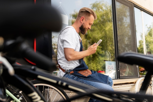 Close-up op jonge zakenman in fietsenwinkel