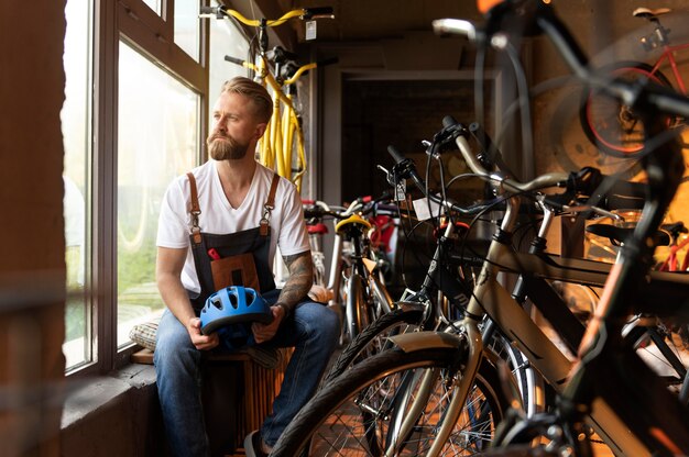 Close-up op jonge zakenman in fietsenwinkel