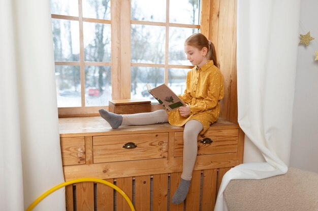 Close-up op kind in hun kamer die plezier heeft