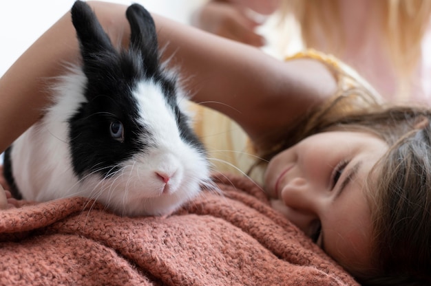 Close-up op kind spelen met konijn huisdier