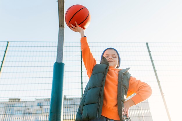 Close-up op kleine jongen die basketbal speelt