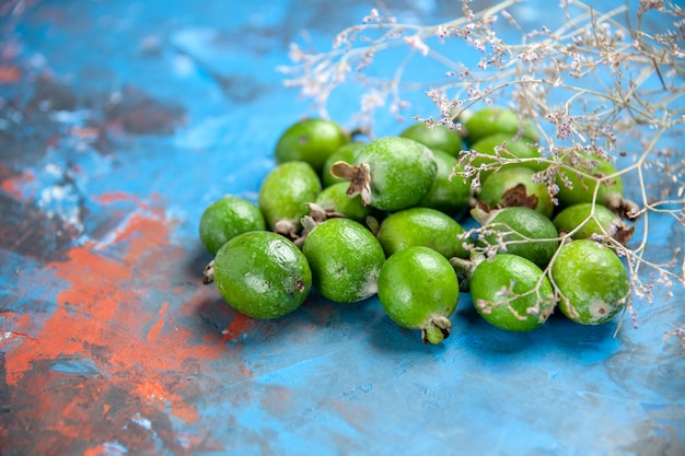 Gratis foto close-up op kleine vitaminebom verse feijoas-vruchten