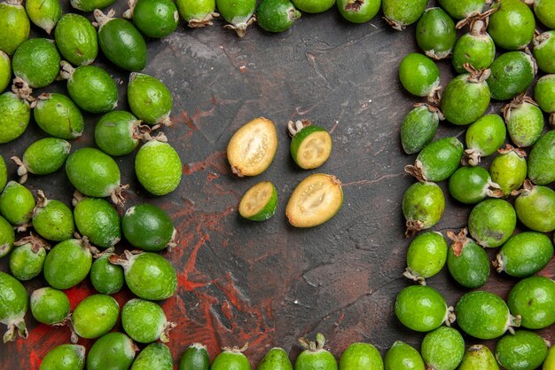 Close-up op kleine vitaminebom verse feijoas-vruchten