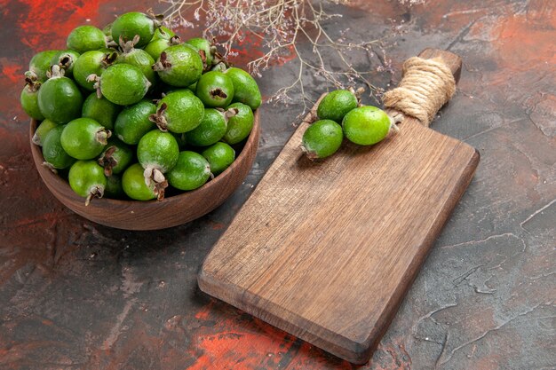 Gratis foto close-up op kleine vitaminebom verse feijoas-vruchten